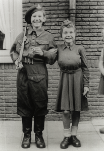 109008 Portret van Rita Walle (links) en haar broer Roos, als militair verkleed, tijdens een bevrijdingsfeest in de ...
